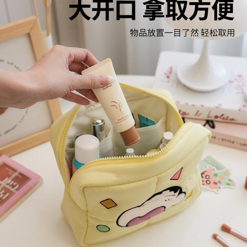 Tas Kosmetik Crayon Shin-Chan  - Travel Accessories For Japan Trip ulasan dan harga